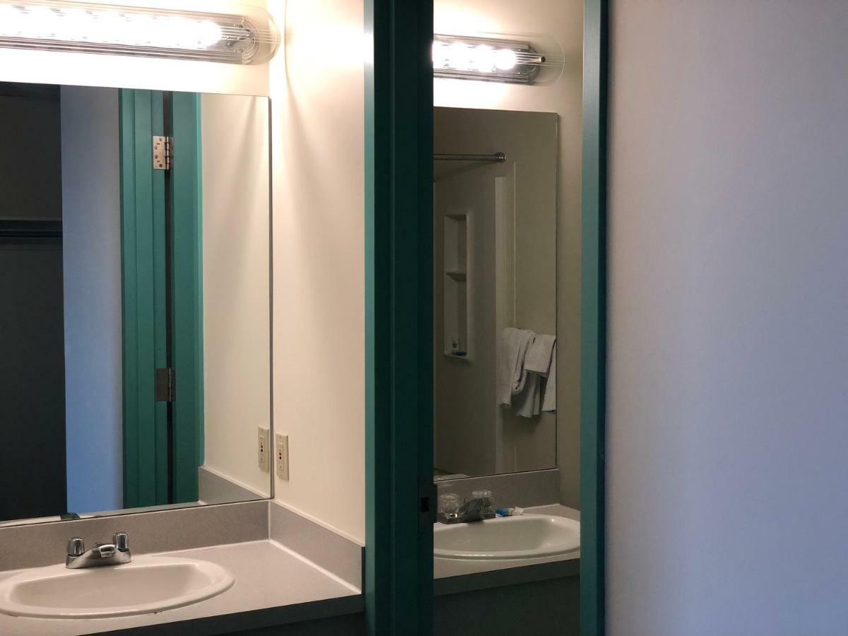 Westwind Motor Inn Drayton Valley Bagian luar foto